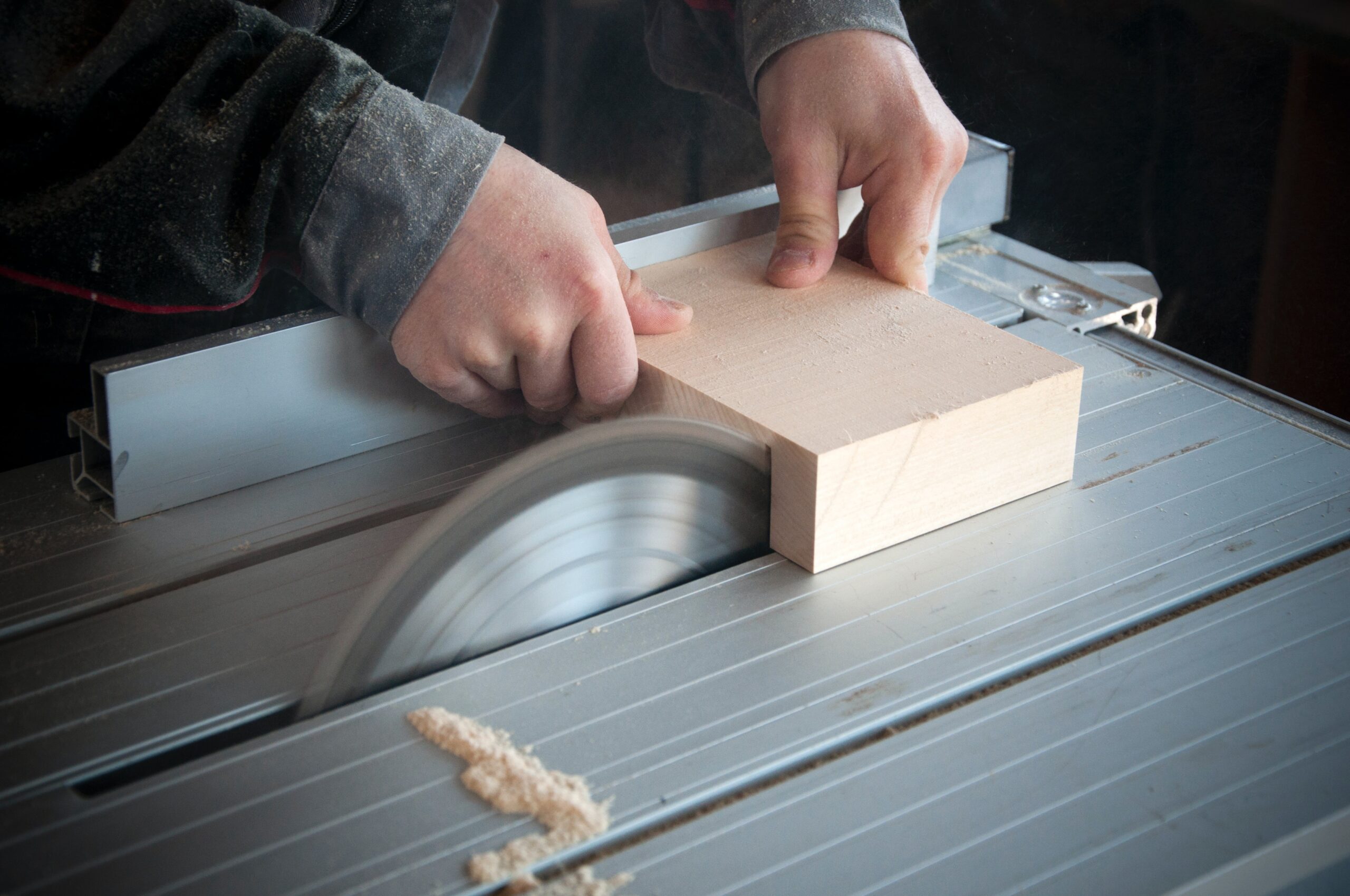 Factoren die de Prijs van een Zaagtafel Beïnvloeden